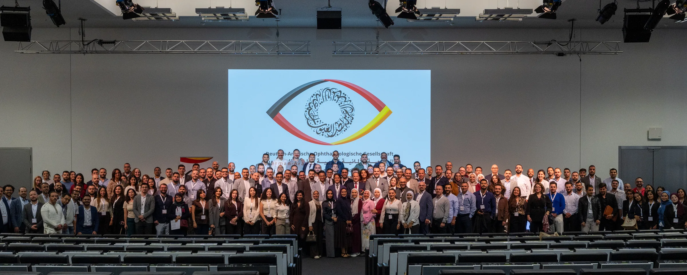 Gruppenfoto der 5. DAOG-Tagung 2026 im Rosengarten Mannheim