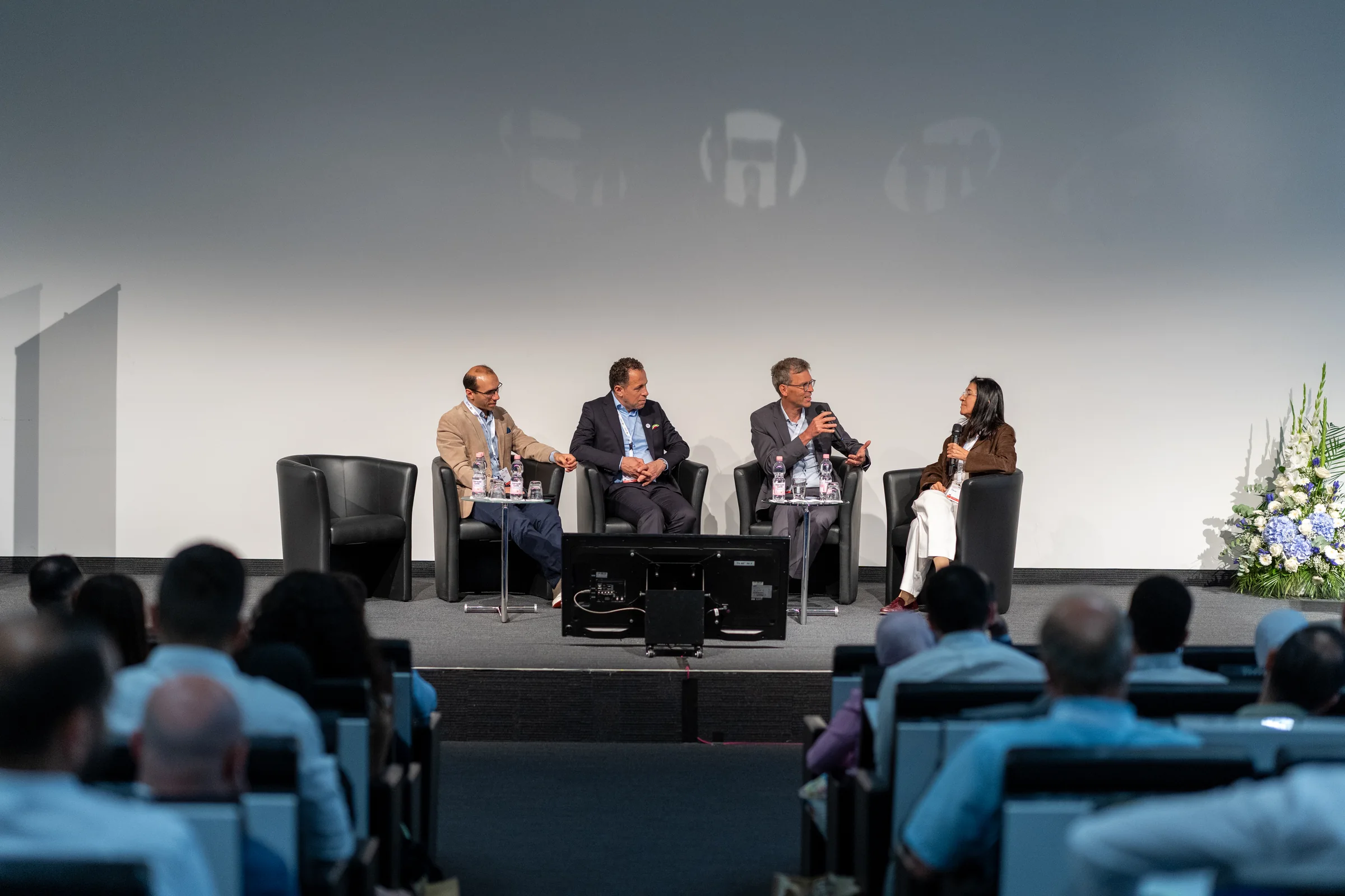 Podiumsdiskussion mit vier Gästen auf der Bühne der Tagung 2026
